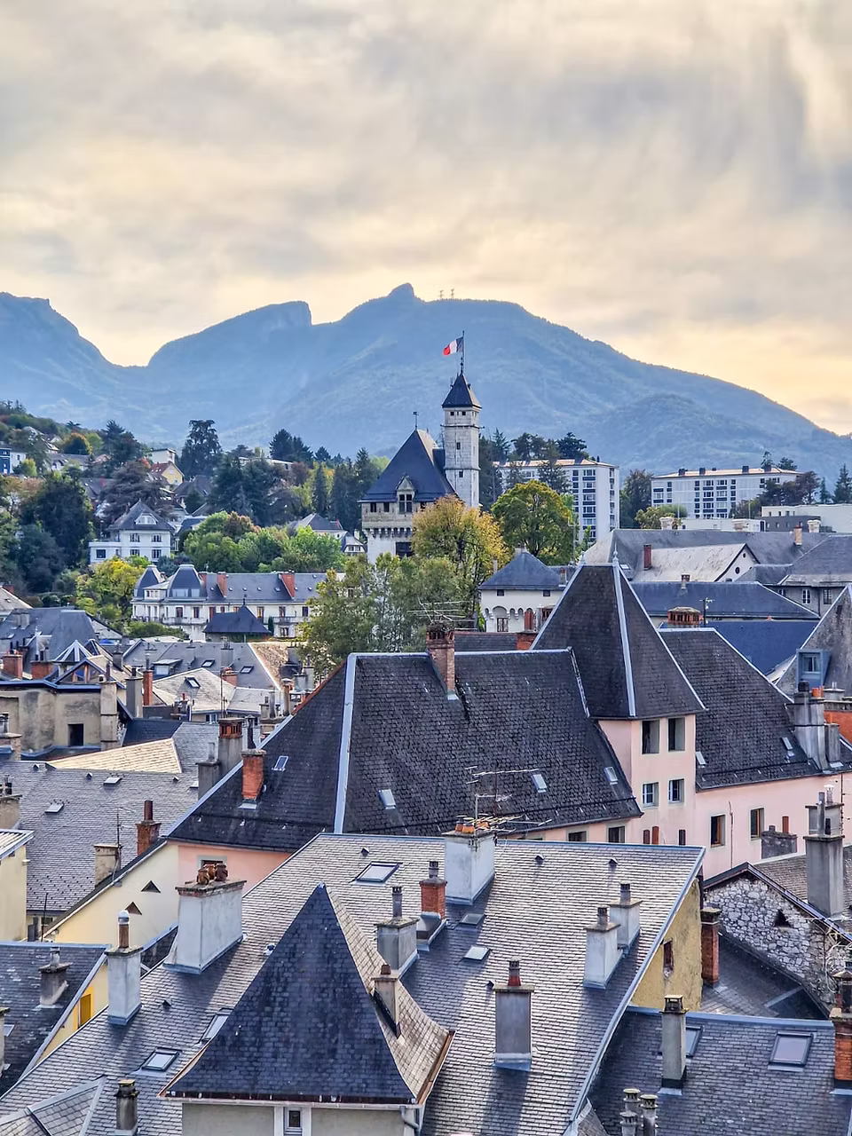 Vue de Chambéry et des montagnes environnantes